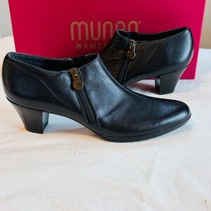 Munro Black Leather Heeled Ankle Booties with Side Zippers